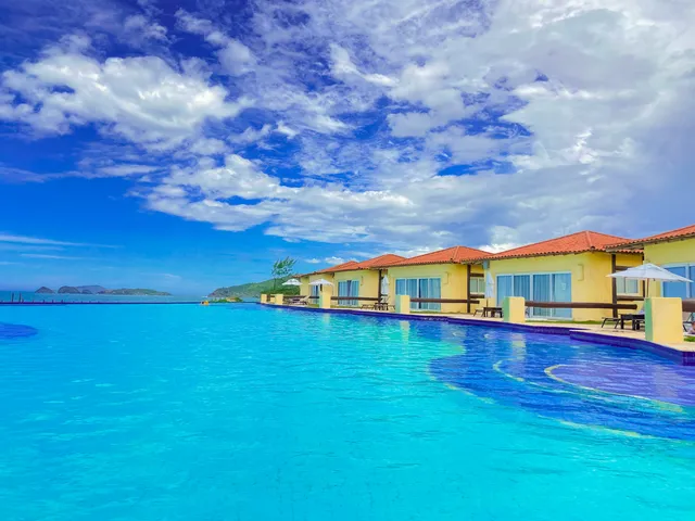 Piscina com águas cristalinas